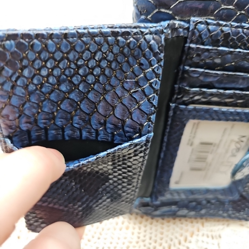 Metropolitan Mobility Wristlet Blue color - Picture 4 of 16